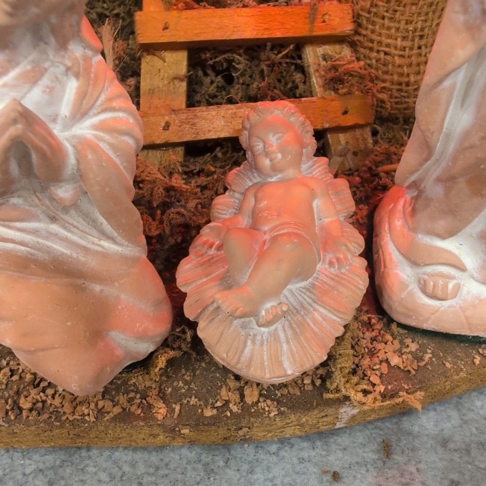 Lighted Wooden Nativity Stable with 11 Terracotta Style Figurines Christmas Set - Picture 7 of 16